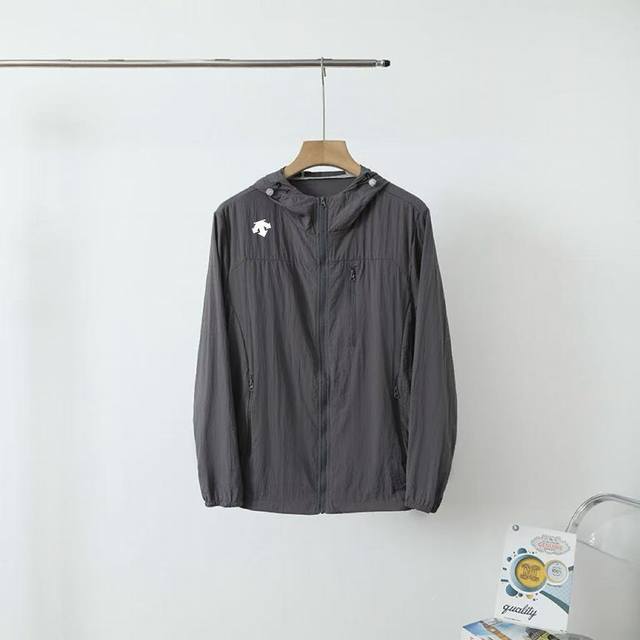 供 Descente 迪桑特训练系列，防晒衣防晒服，清凉夏日出行，呵护你的肌肤 不在被紫外线照射而烦忧，超轻量化材料，四面回弹，各种训练 户外运动 身体不受束缚