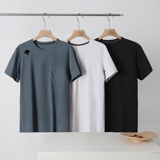 供 品名:Descente 迪桑特男士训练速干运动圆领短袖T桖Ns 颜色：灰白色 墨绿色 黑色 尺码：M-4Xl 面料:79%锦纶，21%氨纶