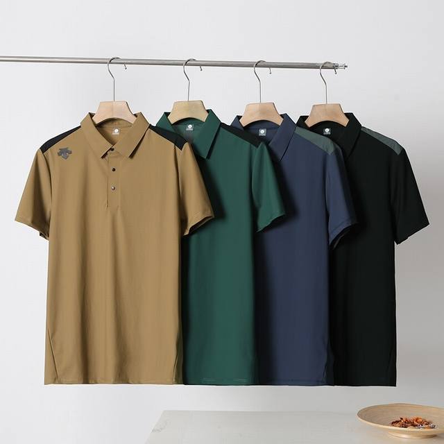 供 迪桑特 Descente 夏季商务垂顺丝滑高弹力短袖Polo衫，官网同款 专柜夏季爆款！冰爽亲肤速干无痕工艺！ 轻柔透气，即刻排汗，保持干爽，让肌肤远离闷热