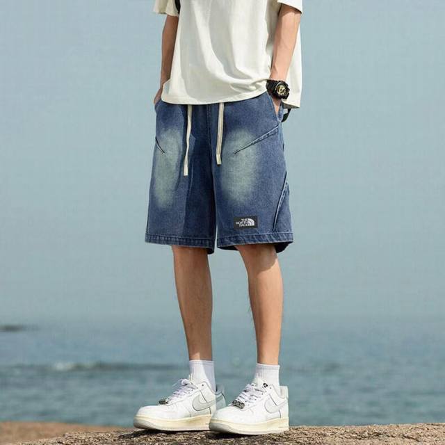 The North Face Tnf北面 夏季美式高街不规则拼接牛仔短裤五分裤，男女同款。 北面最新系列，全新的设计语言，经典的美式复古元素，裤型前后不规则拼接