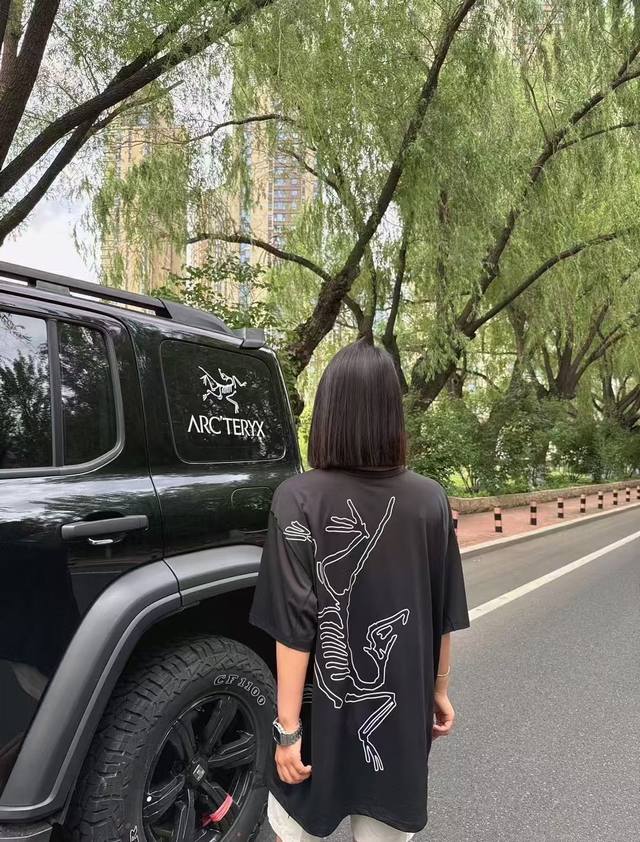 高品质 品名：始祖鸟 Arc'teryx 24Ss 印花新款后背大鸟Logo宽松男女同款圆领纯棉短袖T恤 版型；宽松版 面料：330G全棉精梳棉 颜色： 黑色-