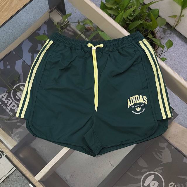 上新 款号：Zz25604 2025新款Adidas阿迪达斯复古三道杠莲花刺绣Logo休闲运动速干短裤， 撞色：复古调拉满，视觉瞬间抓眼 速干黑科技：汗液秒导离
