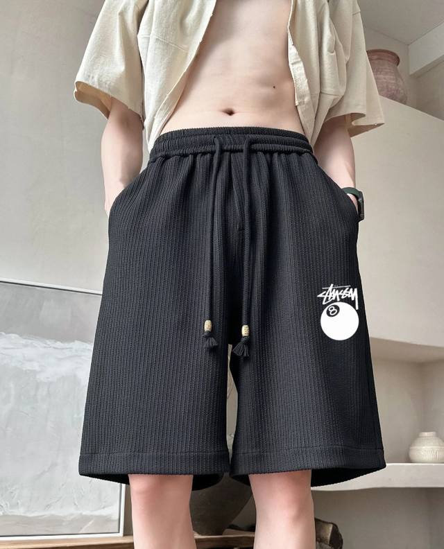 斯图西Stussy 8号字母条纹针织面料短裤刺绣百搭情侣款休闲百搭男女同款短裤 *采用条纹针织透气面料带冰感！ *宽松版型做工非常好质量非常棒！细节拿捏的非常不