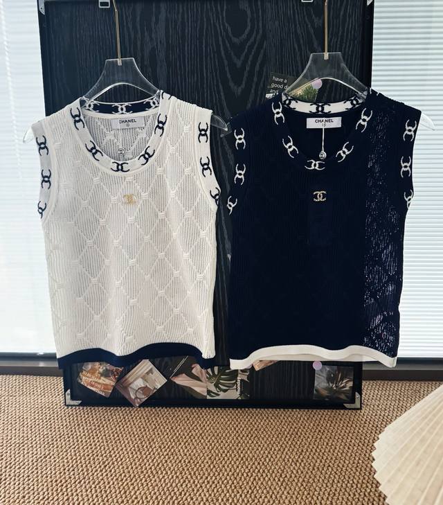 价格P： 品名：Chane*小香菱格钻扣镂空提花针织背心 尺码：S.M 颜色：白色 藏青 今天要给大家种草一款绝对让你爱不释手的新品，这款背心采用全棉纱线织造，