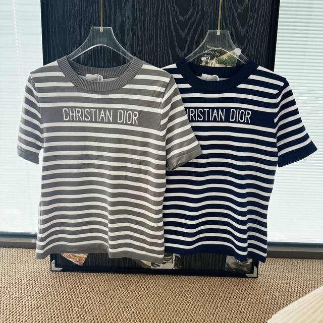 价格P： 品名：Dio* 经典条纹提花Logo轻薄修身针织短袖 尺码：M.L 颜色：灰色 藏青色 Cd条纹针织短袖，被问爆了的款！随便配条短裤 短裙都好气质，不