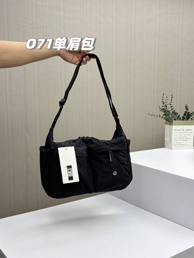 颜值控+大容量+软壳！Lulu2025最新款情侣大容量单肩包，多口袋斜挎包，经典中的经典，软质轻便单肩软壳包！不管不顾，颜值第一，真的是超级好看的一款，肩带可调