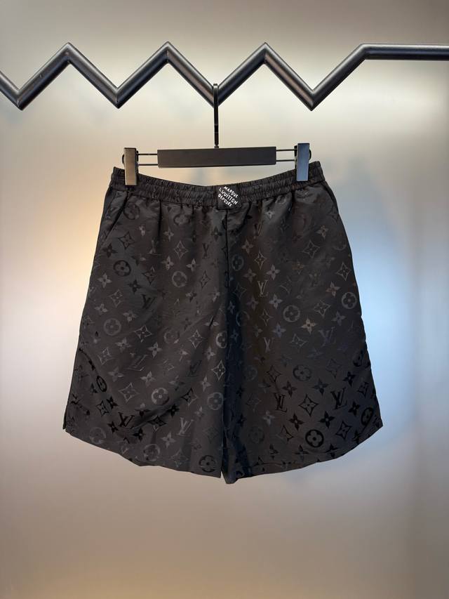 可搭配同款上衣 对标专柜★过验版本★Louis Vuitton 路易威登波纹提花短裤 定制丝棉凝的雅织 质感卓越 舒适贴肤 以深邃黑色为底 其上Monogram