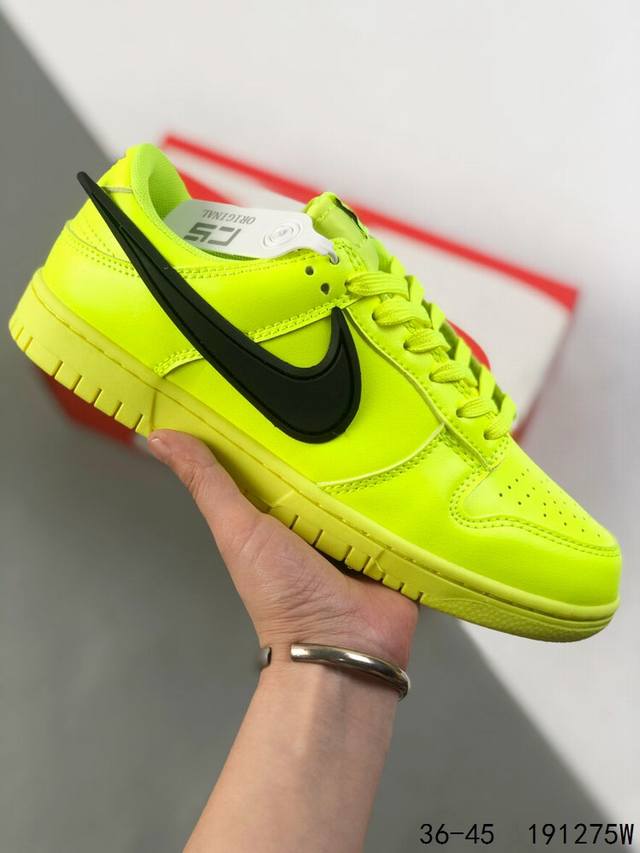 真标带半码！ 耐克Nike Sb Dunk Low 联名 圣斗士 复古低帮休闲运动滑板板鞋。采用脚感柔软舒适Zoomair气垫，有效吸收滑板等极限运动在落地时带