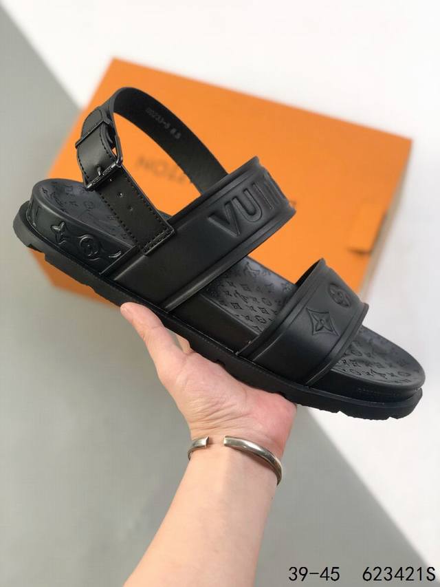 公司级Louis Vuitton Trainer 路易威登 舒适百搭 夏季厚底凉鞋 这款拖鞋采用现代款式设计 该款式采用解剖学形状的鞋底 采用超轻且舒适的皮革制