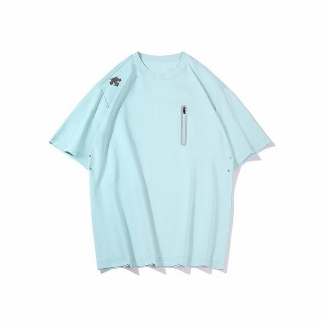 供 Descentegolf 迪桑特Field系列短袖衫25夏季新品 采用质感针织面料制成的短袖衫，面料四面回弹，表面珠地微肌理组织，不易变形，轻质透气，同时具