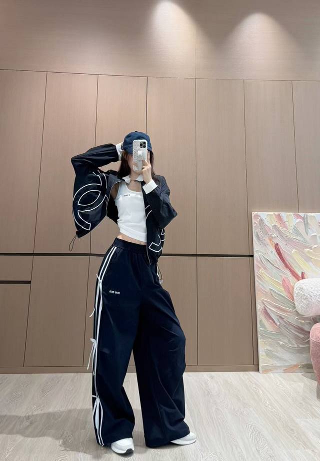 上新 Miu Miu 缪缪 25Ss新款蝴蝶结运动休闲裤 松紧腰工艺 高订面料亲肤感更舒适 侧边撞色织带 版型巨好看 休闲女神神器！减龄少女风气质优雅不失甜美！