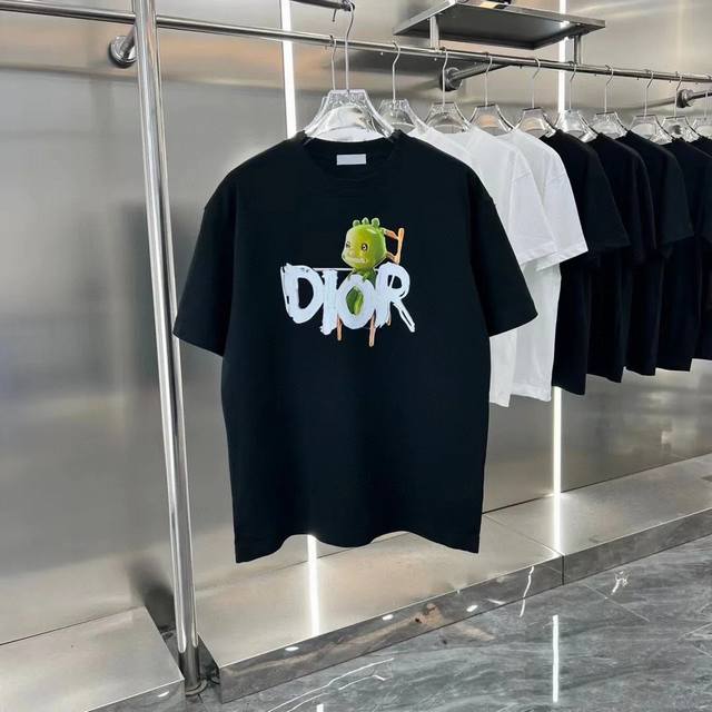 供 2025Ss夏季新款Dior*迪奥卡通Logo圆领短袖T恤 *采用230克双纱纯棉面料，面料经过多项处理，手感更加舒适.亲肤透气不起球定制对色螺纹 *手绘图