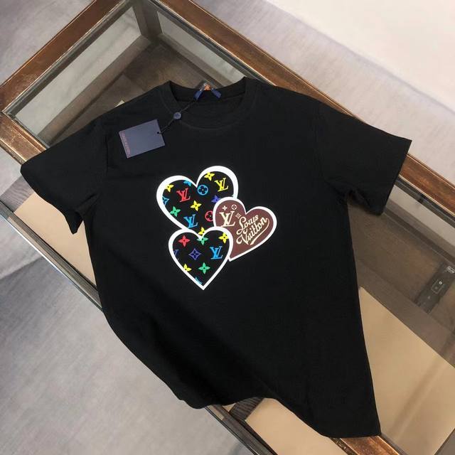 供 Louis Vuitton Lv 路易威登 春夏最新情侣款爱心短袖T恤 全套定制辅料～设计前卫时尚！精致品牌Logo图案印花工艺设计～定制纯棉面料，立体的同