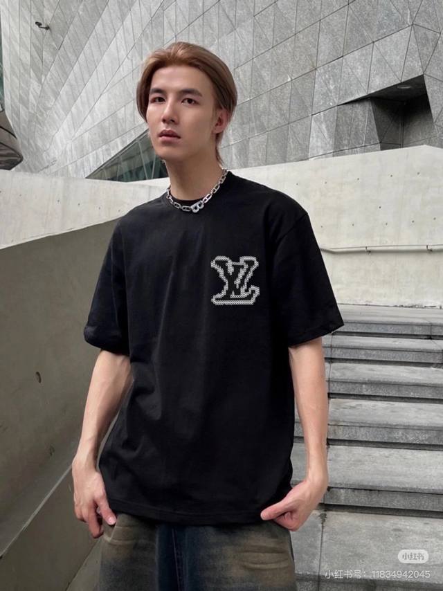 Lv前后珠孔大标圆领短袖 81 Louisvuitton官网Zp同步新款针织 面料采用仿羊绒精品针织毛线面料 同缸定织定染原版面料 进口机器前后大标缝制拼接 内