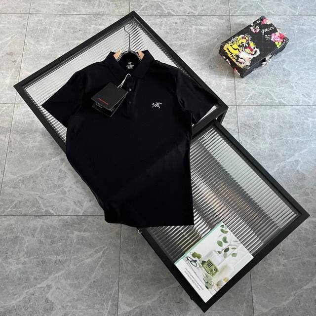银标 系列 供 Arcteryx 始祖鸟翻领胸标Logo短袖T恤，男款夏季Polo衫短袖，三色可选，商务休闲简约风，上身帅气百搭，夏季必备百搭奢潮单品 高端定制