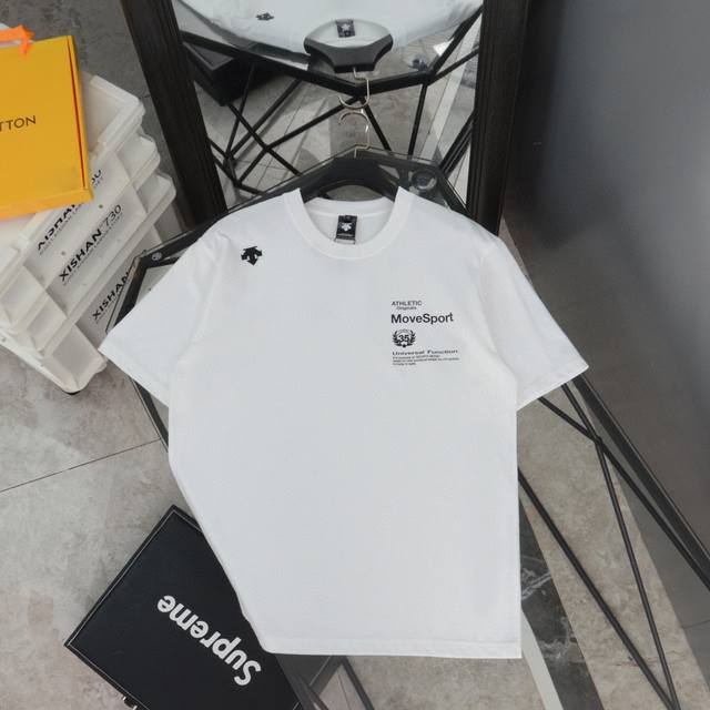 供 。 2025新款 Descente 迪桑特短袖 280G 好货 早春新款！柜子同步：简洁复古字母短袖！非常的简洁大气！任何人任何年龄段都可架驭！上身超级有范
