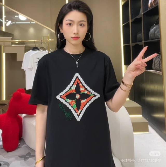 Lv彩珠烫钻亮片图标圆领短袖 152 Louisvuitton官网Zp同步新款T恤 面料采用32支双纱280克高克重纯棉面料 同缸定织定染原版同色螺纹 进口机器