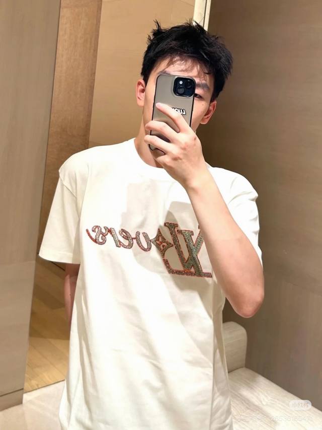 Lv彩色签名刺绣圆领短袖 25 Louisvuitton官网Zp同步新款T恤 面料采用32支双纱280克高克重纯棉面料 同缸定织定染原版同色螺纹 进口机器白墨直
