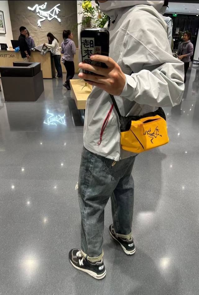 Arc‘Teryx 始祖鸟今年新包 Ichalkbucket25运动休闲印花尼龙手拿包 5.2L大容量 随包赠送战术铝合金套件秒变斜挎 单肩包 男女同款 颜色：
