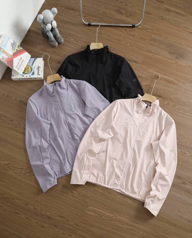 新款上新 女士防晒服-市场最高版本 品牌：始祖鸟 Arcteryx 尺码：S-M-L-Xl 颜色：经典黑-粉红色-香芋紫 类型：女士轻量户外运动冰丝弹力透气防晒