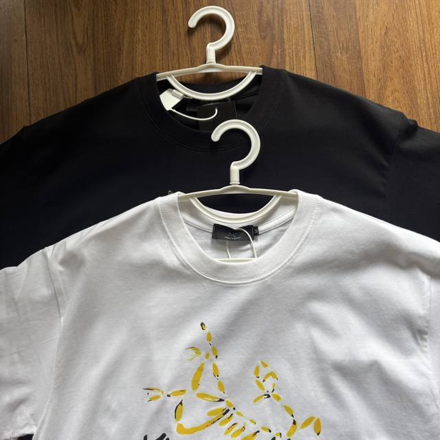 供 高品质，雪梨纸精包装 Arcteryx始祖鸟经典两色圆领印花设计短袖T恤衫情侣款 色彩与设计：无论是简约白T上的清新黄黑标，还是酷黑T上吸睛的黄白标，还有那