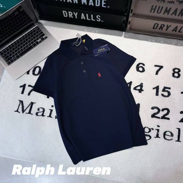 Ralph Lauren拉夫劳伦翻领Polo衫 -面料：采用原版一比一定织定染珠地棉面料。 -辅料：原版拆解开发，一比一定制的小标，领标，水洗，吊牌，五金等等。