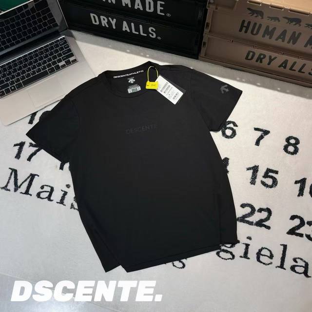 Dscente迪桑特硅胶小字母短袖 男女同款 -面料：采用原版一比一定织定染聚酯纤维面料。 -辅料：原版拆解开发，一比一定制的小标，领标，水洗，吊牌，五金等等。