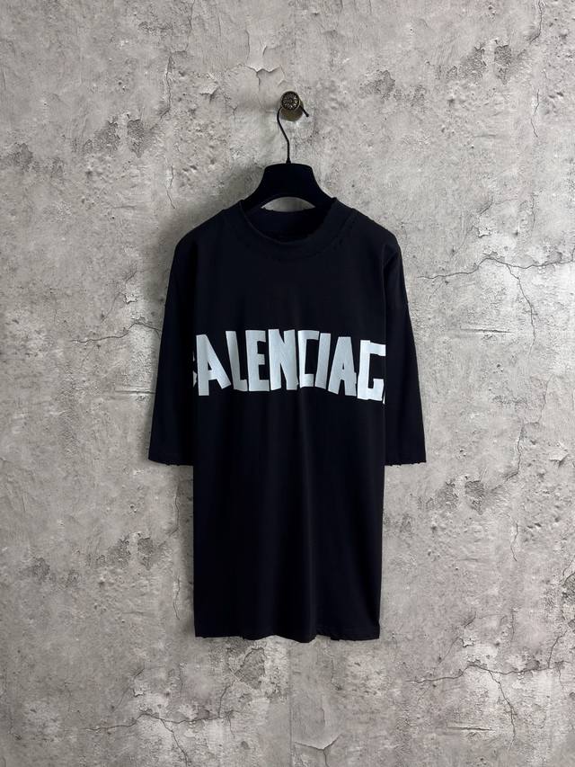 Balenciaga巴黎世家美纹纸胶带短袖面料：240克双纱高密度纯棉面料 - 工艺: 整件衣服采用精密压花工艺 - 男女同款均可驾驭 - 尺码： M L Xl