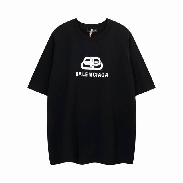 Balenciaga -巴黎世家-经典款锁扣印花短袖T恤面料：240克双纱高密度纯棉面料 - 工艺: 整件衣服采用精密压花工艺 - 男女同款均可驾驭 - 尺码：