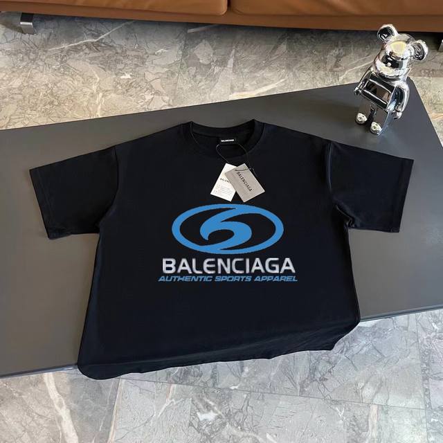 顶级版本 巴黎世家Balenciaga 新品双面冲浪Logo印花短袖T恤 巴黎世家一贯的大落肩超宽版型，自带Oversize属性，前后呼应的印花图案，蓝色的图案