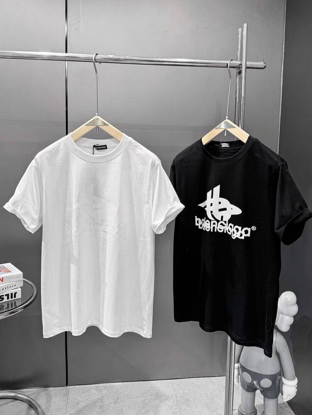 Balenciaga巴黎世家 新款图案叠印字母短袖T恤 面料：240克双纱高密度纯棉面料 - 工艺: 整件衣服采用精密压花工艺 - 男女同款均可驾驭 - 尺码：