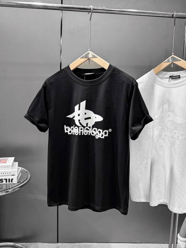 Balenciaga巴黎世家 新款图案叠印字母短袖T恤 面料：240克双纱高密度纯棉面料 - 工艺: 整件衣服采用精密压花工艺 - 男女同款均可驾驭 - 尺码：