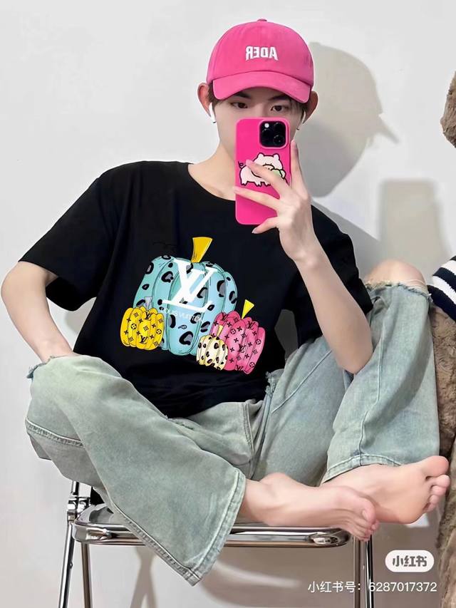 Lv 路易威登 Ss夏装新品南瓜印花T恤 1面料采用220克纯棉双纱面料 柔软亲肤、透气性强，定位裁剪工艺Oversize宽松大版型，上身效果非常显瘦。 2男女