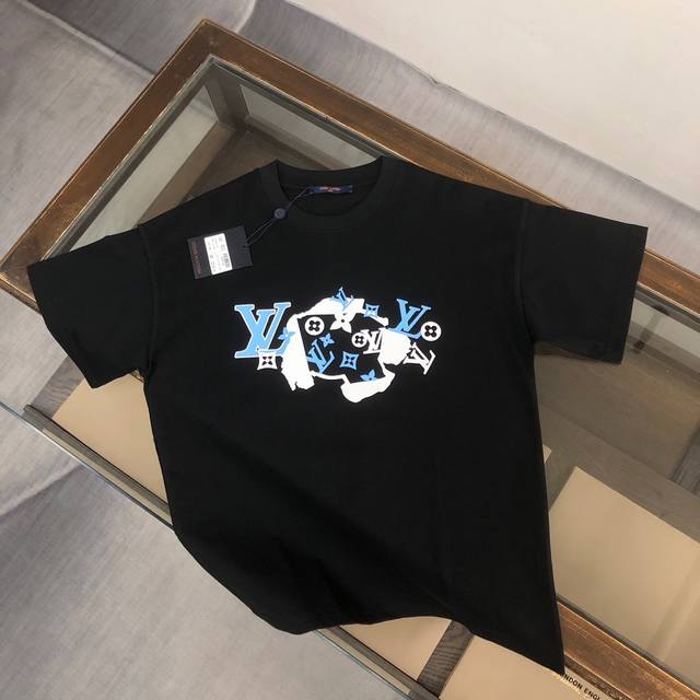 Louis Vuitton Lv 24Ss专柜同款圆领短袖T～品牌新元素印花设计～面料：240克双纱高密度纯棉面料 - 工艺: 整件衣服采用精密压花工艺 - 男