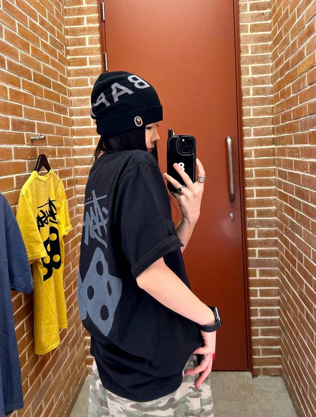 上新！ 高品质！Stussy25新款骰子情侣款短袖T！宽松版型！ 采用320克精梳纯棉面料！ 斤上身L宽松！女生穿M即可！ 颜色：黑色 黄色 尺码：M L Xl