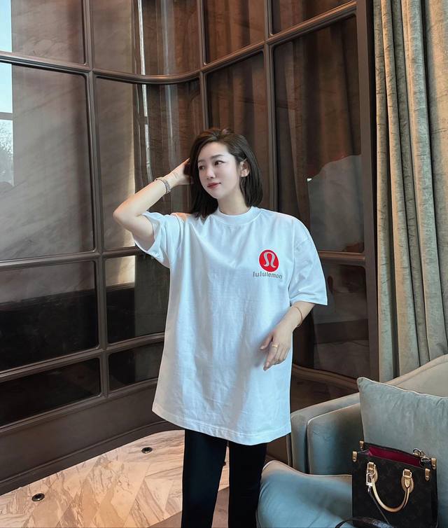 上新！ Lululemon厚板多色印花情侣款短袖T！宽松版型！ 采用320克精梳纯棉面料 肩部过肩领条领口二本针加固 机洗不变形！ 厚板印花怎么洗都不会掉 区别