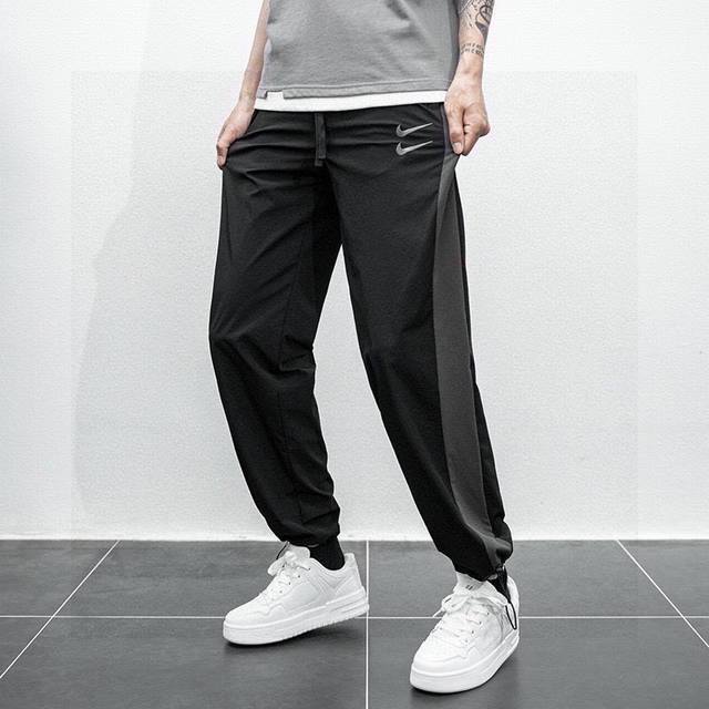 上新 帅炸咯。牛奶般丝滑！双钩耐克夏季轻盈透气耐克情侣款男女同款万针刺绣立体饱满钩子标Nike男士休闲运动裤个性时尚青年 鬼佬订单多出来的面料加工而成！高科技面