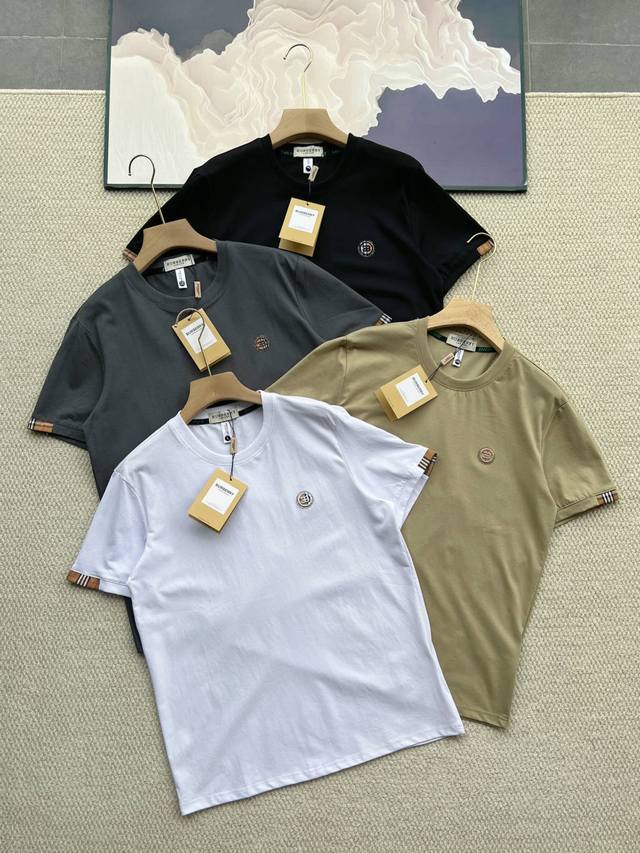 Burberry巴宝莉2025夏季纯棉男士圆领短袖T恤。 细节精致完美，做工无可挑剔。吸湿速干凉爽透气。区别于一般棉料的软塌感，上身柔软有有型，垂坠不贴身，利落