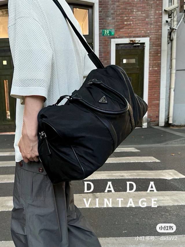 Prada 普拉达旅行袋 普拉达旅行包，带你去追寻世界的美好 普拉达旅行包采用经典设计，简约而不失优雅，时尚而不失高雅 品牌极致追求细节和质感，每一个细节都经过