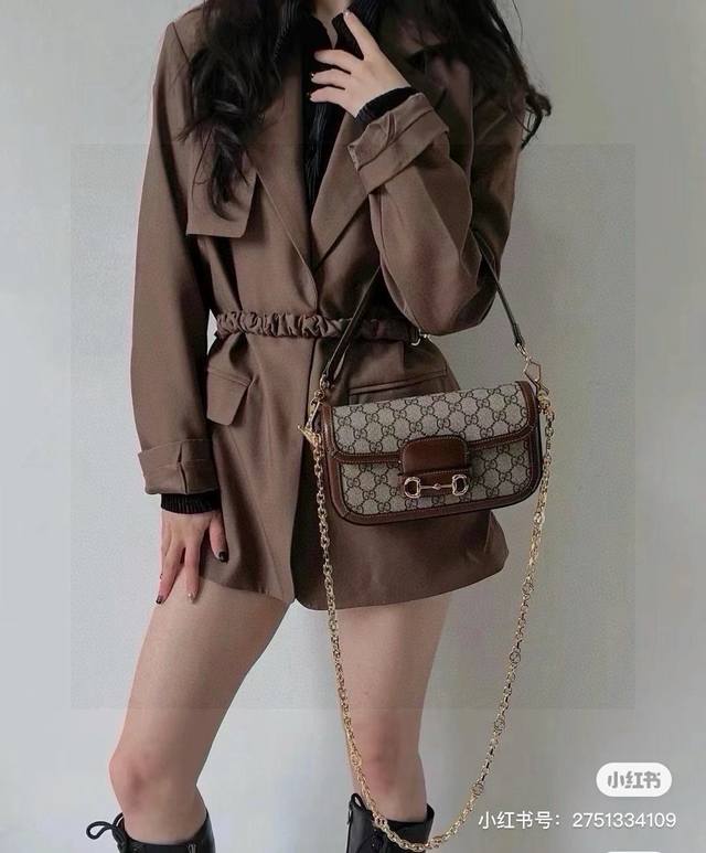 Gucci 1955 腋下法棍包 Horsebit 1955 新成员，1955家族又新增一位 新成员 在原有经典的马鞍包基础上又创新了新设计，大爆款造型法棍，显