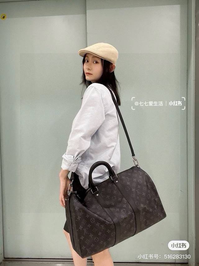 Lv Keepall 黑花旅行袋 Keepall诞生于1924年，它是 Gaston Vuitton设计的第二款手提包袋 因其轻便柔软又能装的特质，Keepal