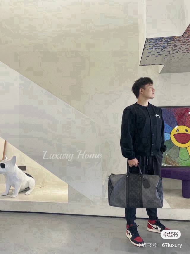 Lv Keepall 灰拼黑旅行袋 区别于经典的Lv老花设计，采用了黑色老花拼接的感觉，视觉上给人一种冲击感 并且黑色拼接又有非常强的时尚感，Keep All作