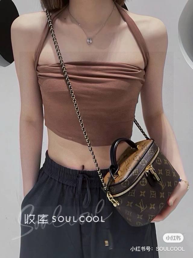 Lv Vanity 老花化妆箱 外形和功能性同时在线的百搭包款，灵感来自 50年前推出的中古化妆箱，背起来复古又时髦，适合日常出行 深浅不一的拼色设计提升了箱型