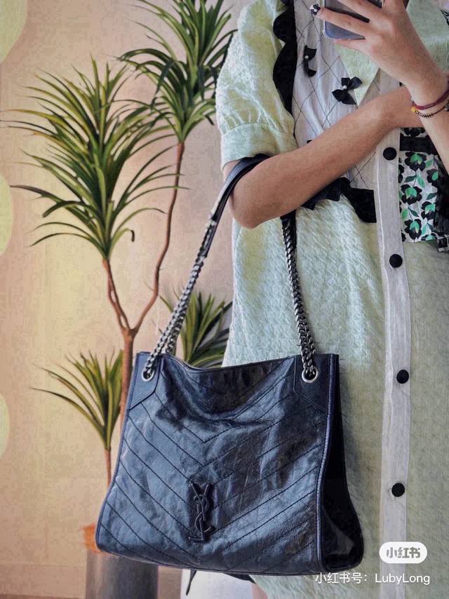 Ysl 圣罗兰 Niki 购物袋 这么黑酷的 Tote 感觉完全不一样 Ysl Niki Shopping Bag心动一万次 背上它 随性又慵懒 就很吃它的颜