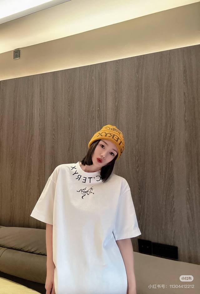 始祖鸟 Arc'teryx 24Ss 领圈字母厚板压胶印花 男女同款圆领纯棉短袖T恤 宽松版，330G全棉精梳棉！品质超级赞 颜色： 白色-黑色 尺码M-L-