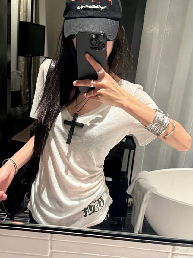 Chrome Hearts 克罗心Ch十字架梵文印花修身V领短袖T恤 款号：25671906473 颜色：白色 尺码：均码 80-120斤