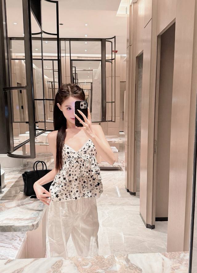 Chanel香奈儿小香满印双C五角星印花V领吊带上衣 款号：2567 6471 颜色：白色 尺码：Sml S码80-95斤 M码95- 斤 L码 -125斤