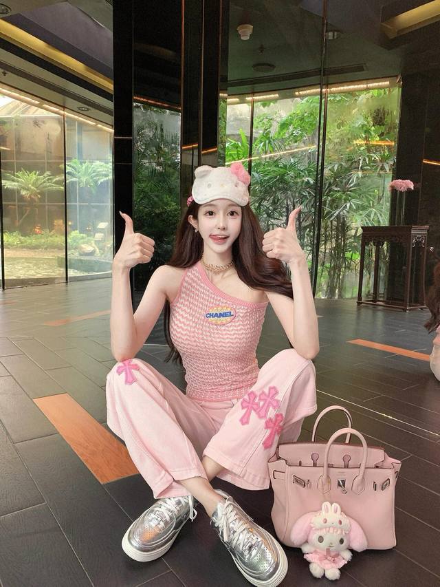 背心 均码 裤子 Sml Chanel香奈儿小香定制字母刺绣徽章斜肩针织背心 Chrome Hearts 克罗心Ch定制纽扣十字架皮标牛仔裤长裤 款号：2567