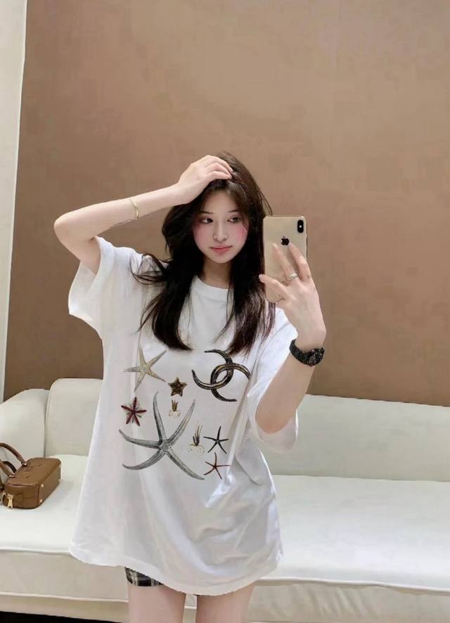 长袖 短袖 Chanel香奈儿小香双C海星印花烫钻圆领T恤 款号：2567 6469 颜色：白色 尺码：均码 80- 斤