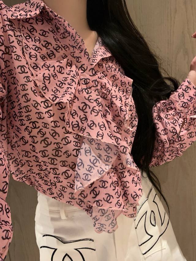 Chanel香奈儿小香满印双C字母印花荷叶花边雪纺衬衣 款号：25670605707 颜色：粉色 尺码：Sml S码80-95斤 M码95- 斤 L码 -125